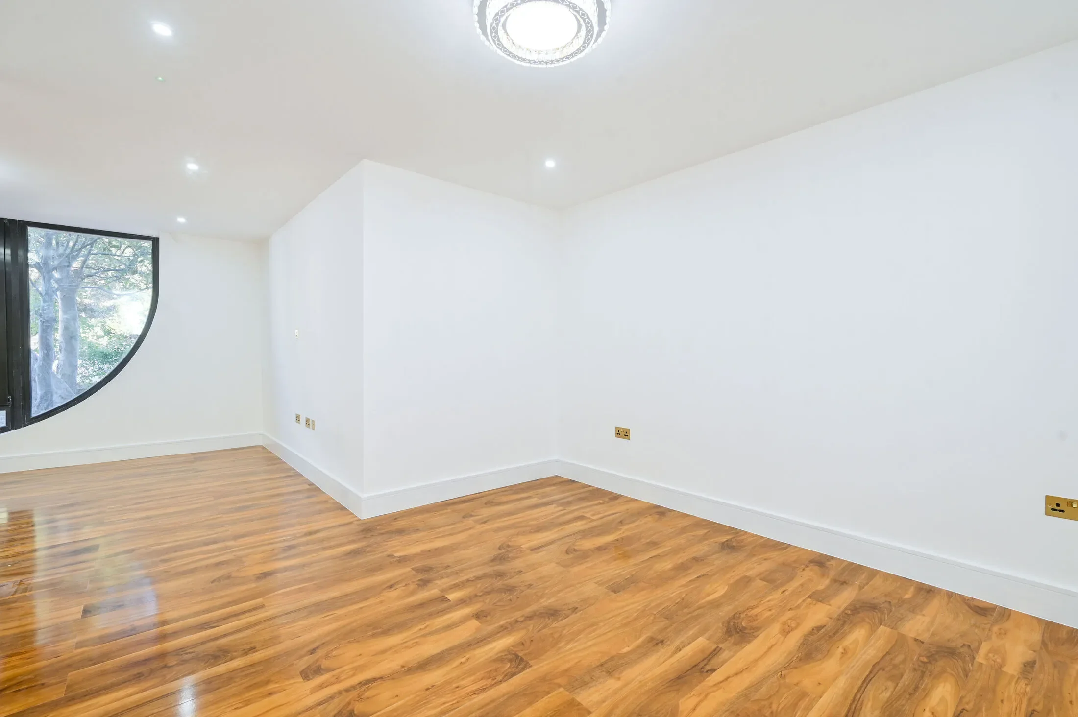 Flat Cobham Road in Greater London