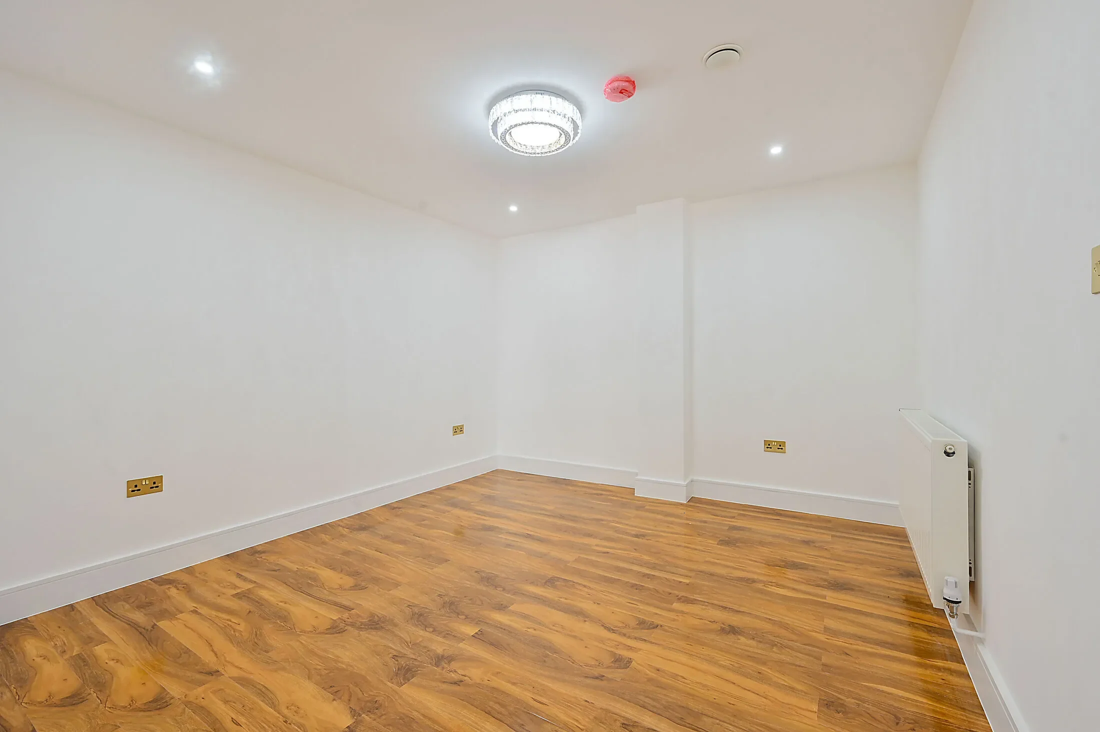 Flat Cobham Road in Greater London