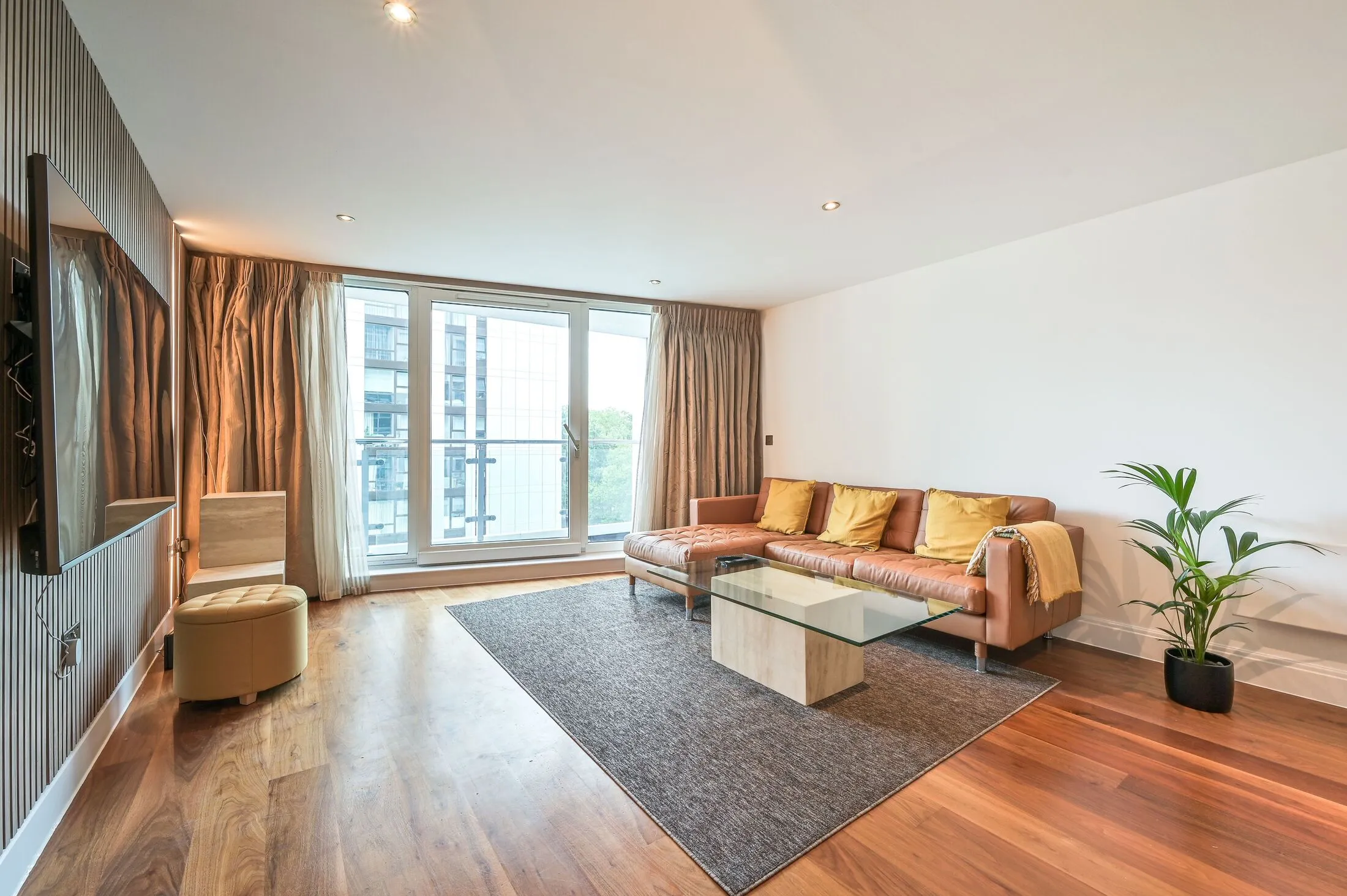 Flat Winchester Mews in Greater London