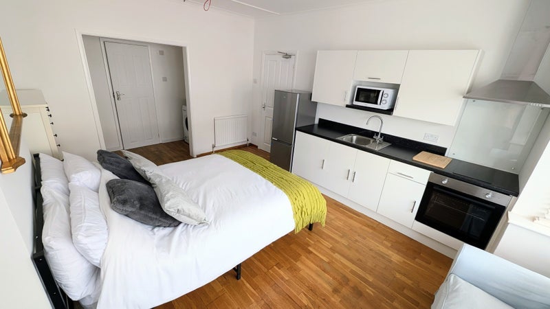 Room Burlington Avenue in Slough