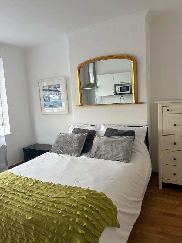 Room Burlington Avenue in Slough