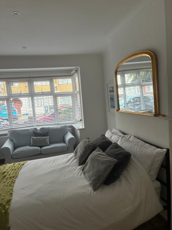 Room Burlington Avenue in Slough