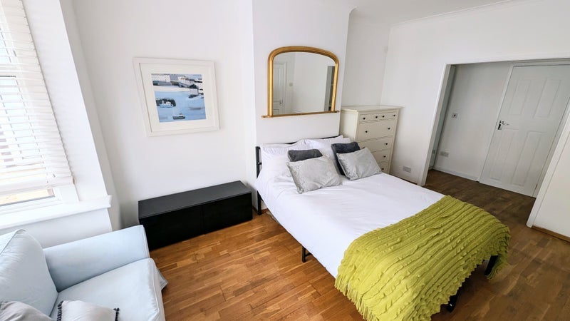 Room Burlington Avenue in Slough