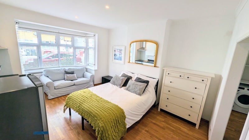 Room Burlington Avenue in Slough