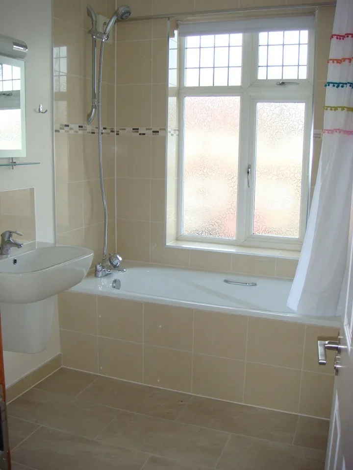 Room Taunton Avenue in Greater London