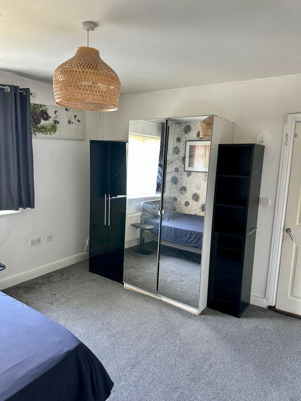 Room Rowrah Crescent in Middleton