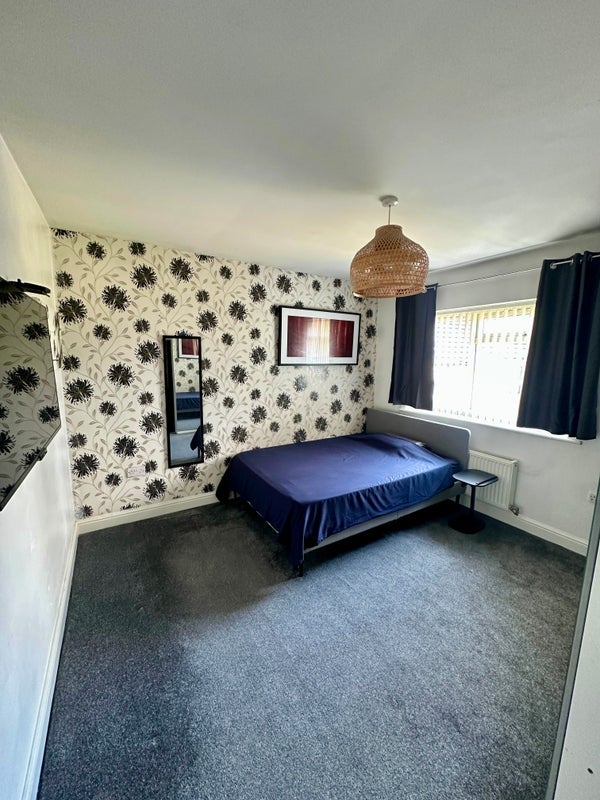 Room Rowrah Crescent in Middleton