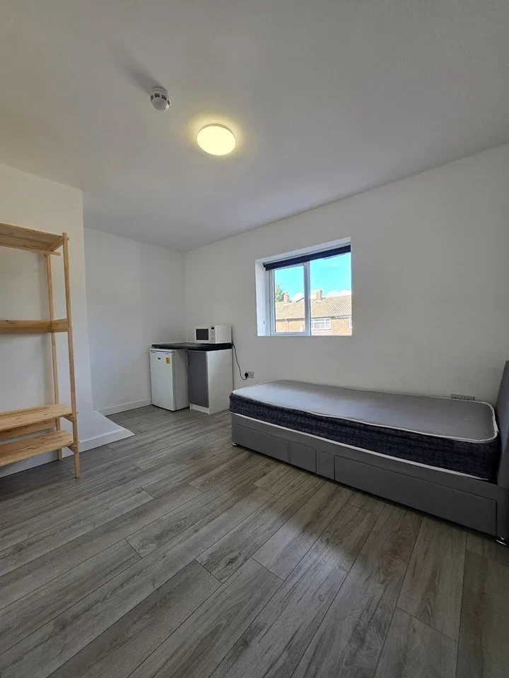 Room Farnham Road in Slough