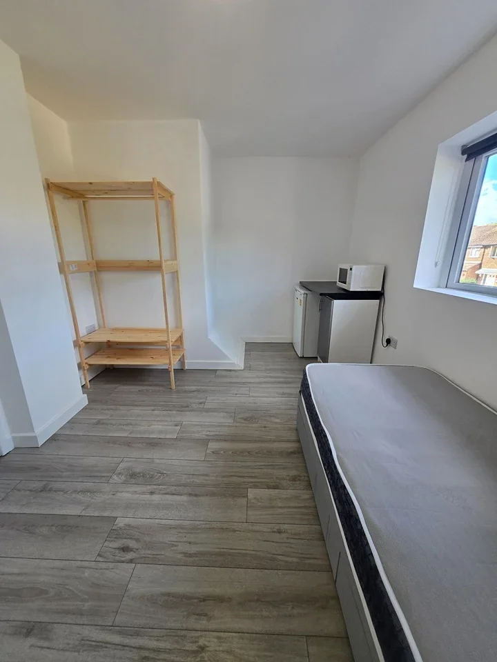 Room Farnham Road in Slough