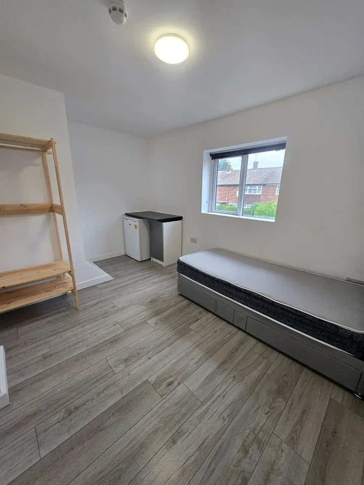 Room Farnham Road in Slough