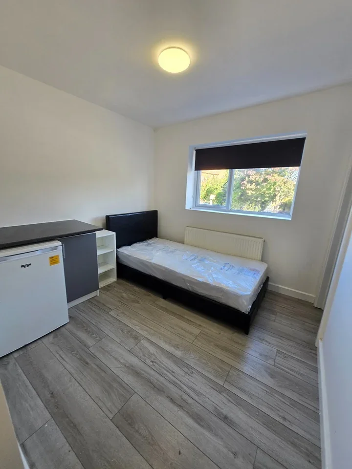 Room Farnham Road in Slough