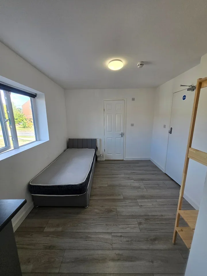 Room Farnham Road in Slough