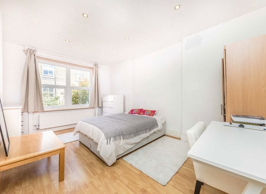 Flat Kyrle Road in Greater London