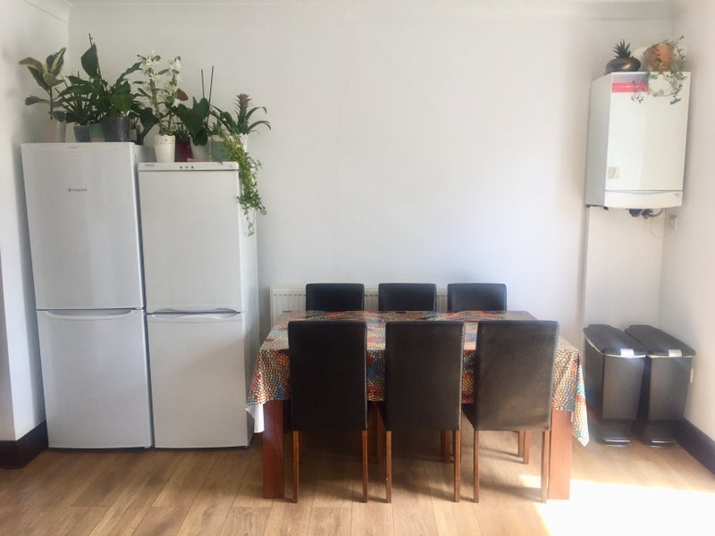Room Kensington Avenue in Greater London