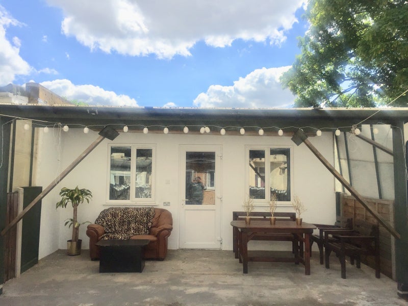 Room Kensington Avenue in Greater London