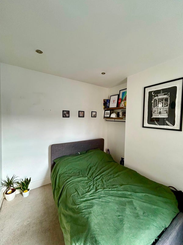 Room Mascotte Road in Greater London