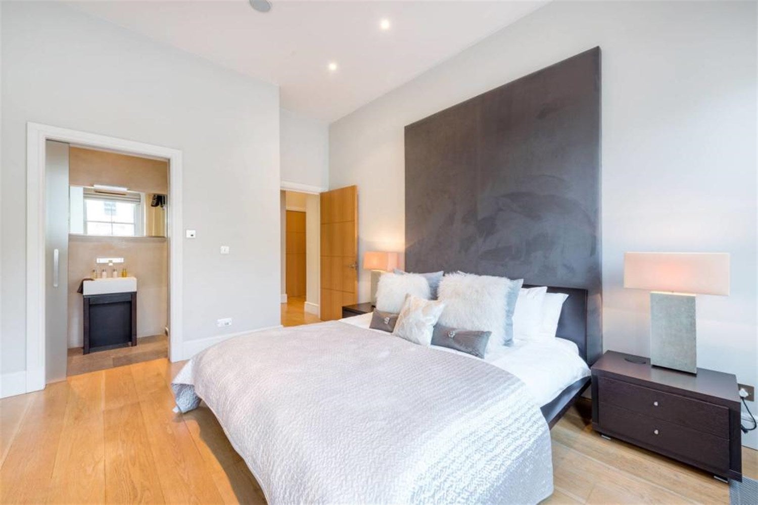 Flat Cornwall Gardens in Greater London