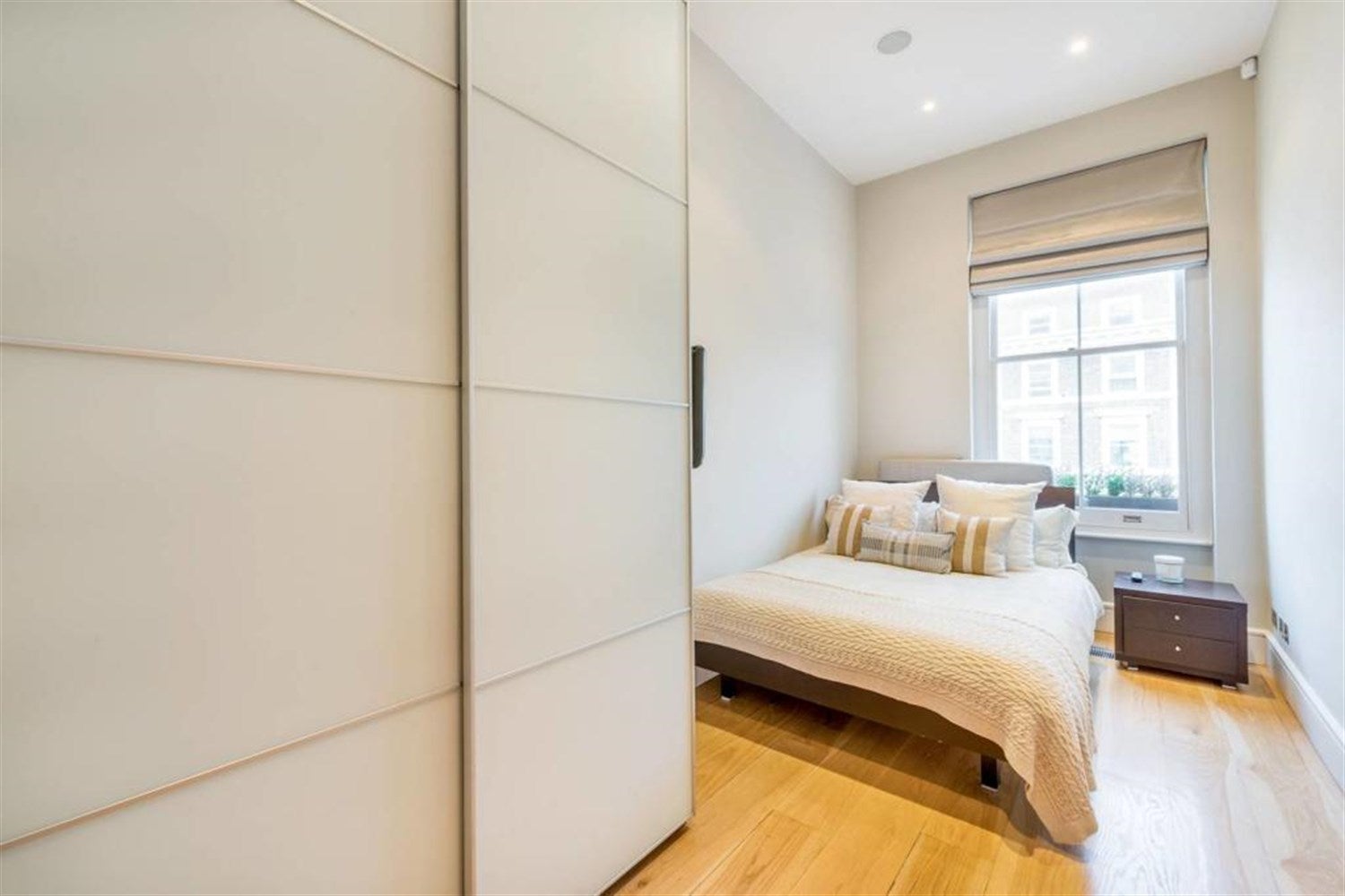 Flat Cornwall Gardens in Greater London