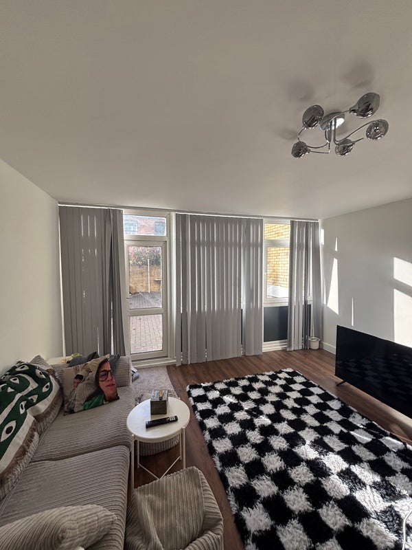 Room Tomlinson Close in Greater London