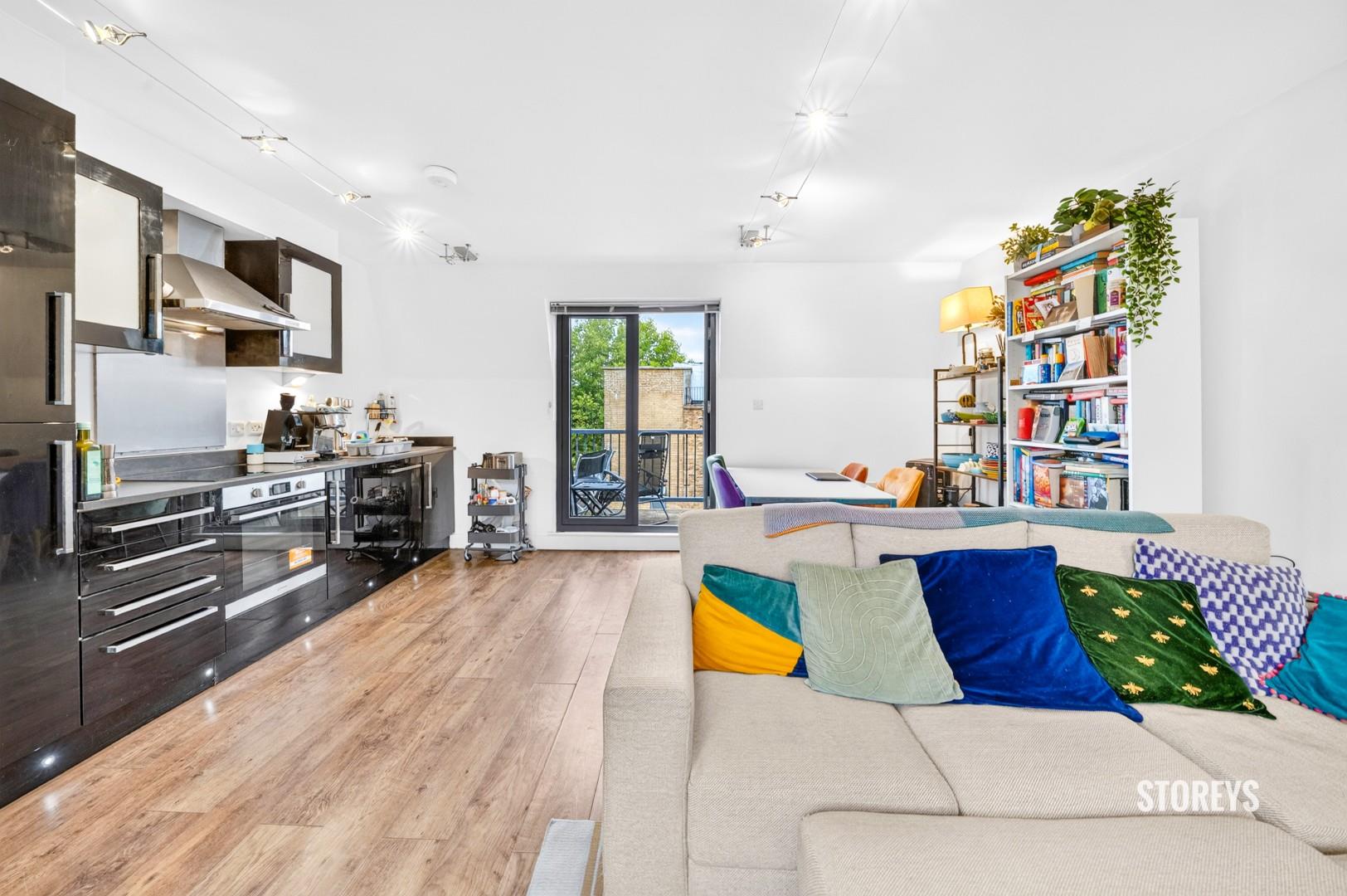 Flat Boleyn Road in Greater London