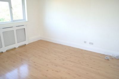 Flat West Close in London