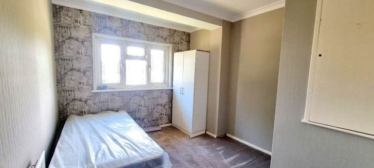 Room Yews Avenue in Greater London