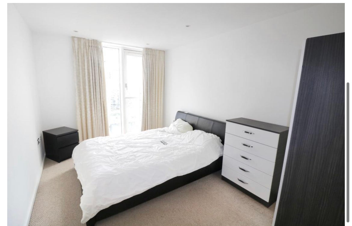 Flat Harbour Way in Greater London