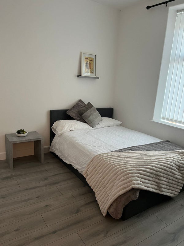 Room Penrhiw Road in Pontypridd