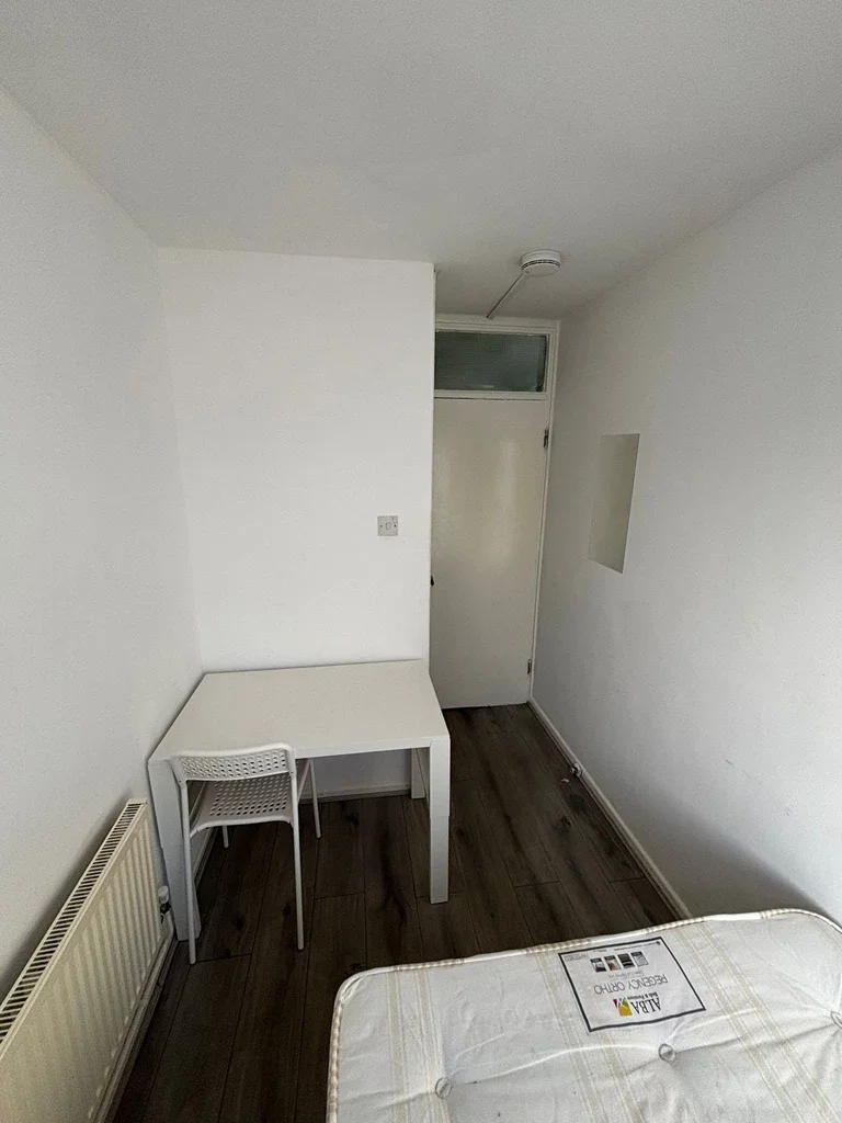 Room Cannon Street Road in Greater London