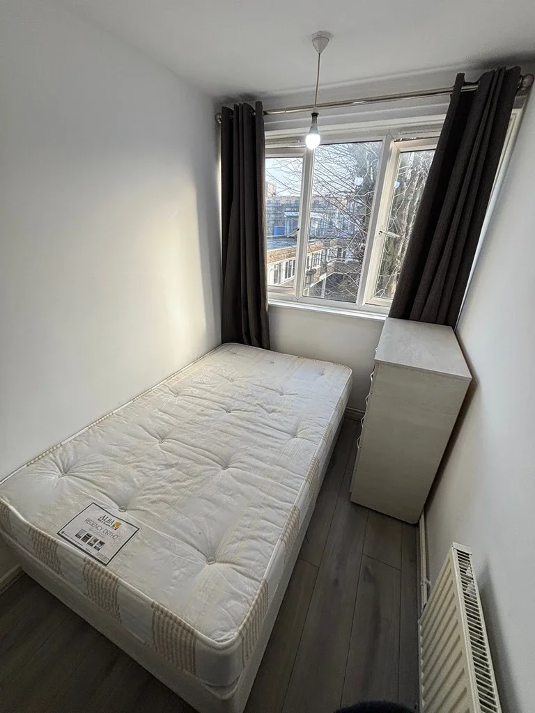 Room Cannon Street Road in Greater London