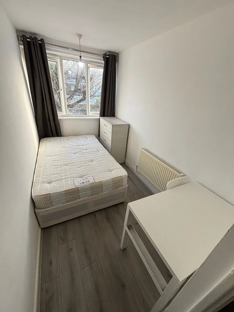 Room Cannon Street Road in Greater London