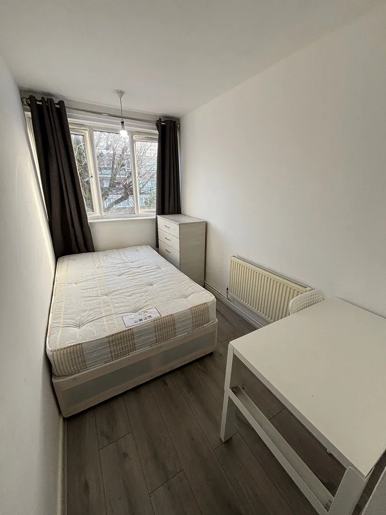 Room Cannon Street Road in Greater London
