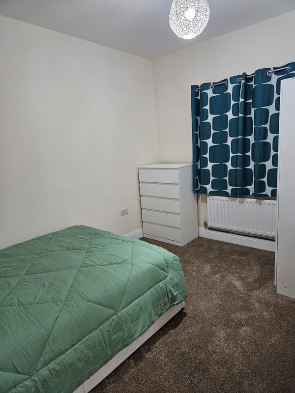 Room Sandringham Drive in Leeds