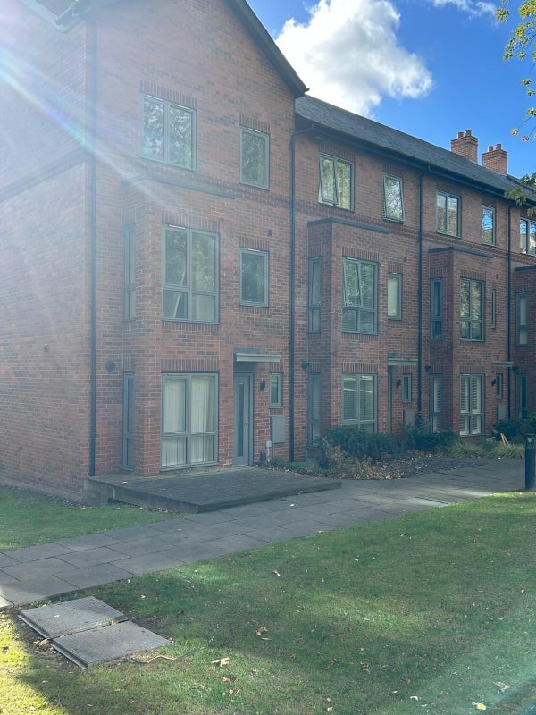 Room Sandringham Drive in Leeds