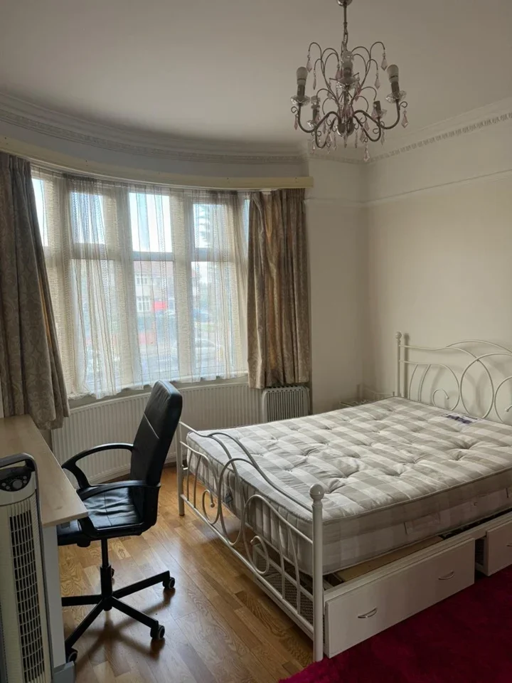 Room Forty Lane in Greater London