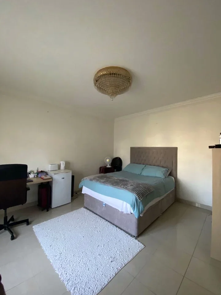 Room Forty Lane in Greater London
