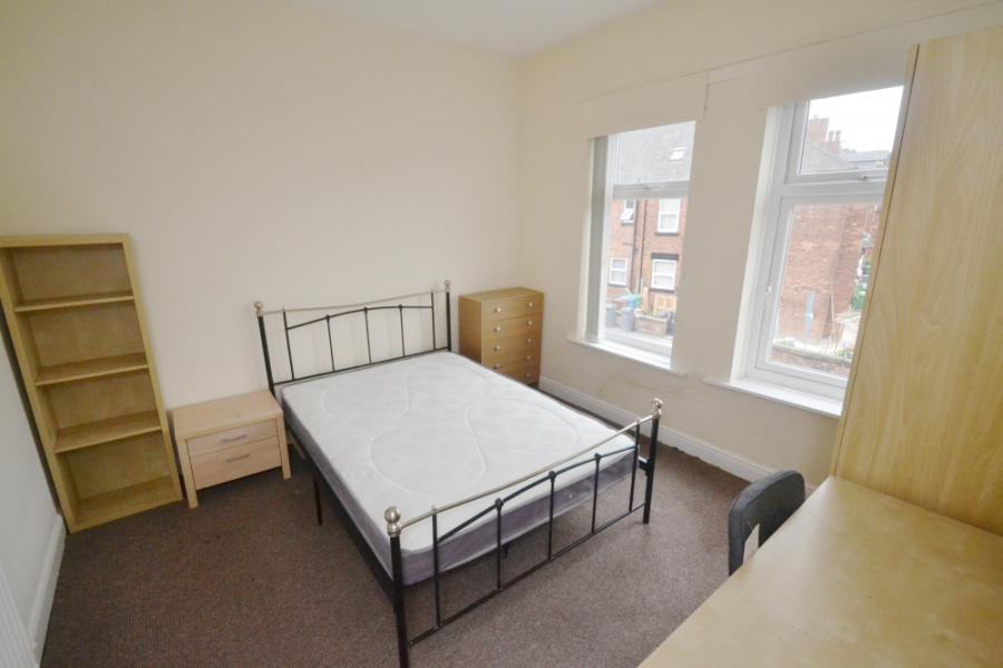 Room Ashfield Road in Manchester