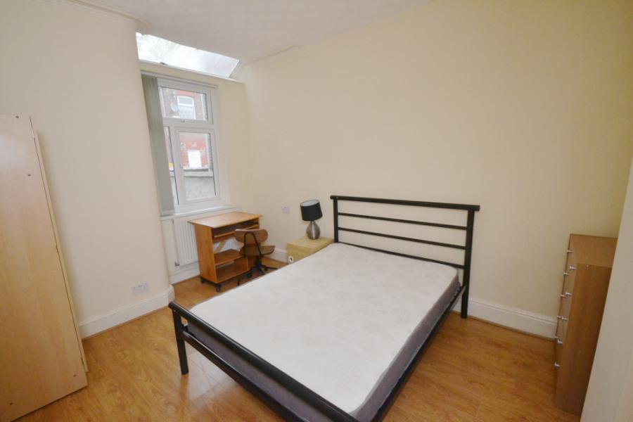 Room Ashfield Road in Manchester