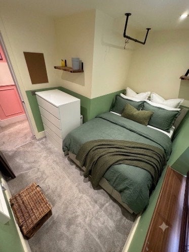 Room Ockley Road in Greater London