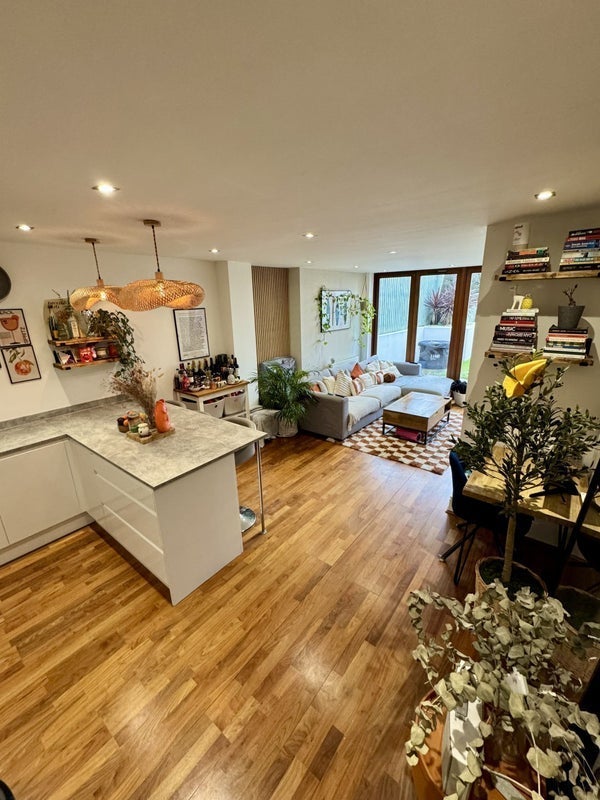 Room Ockley Road in Greater London