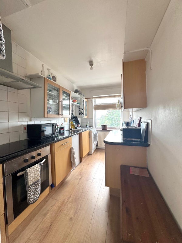 Room Carnanton Road in Greater London