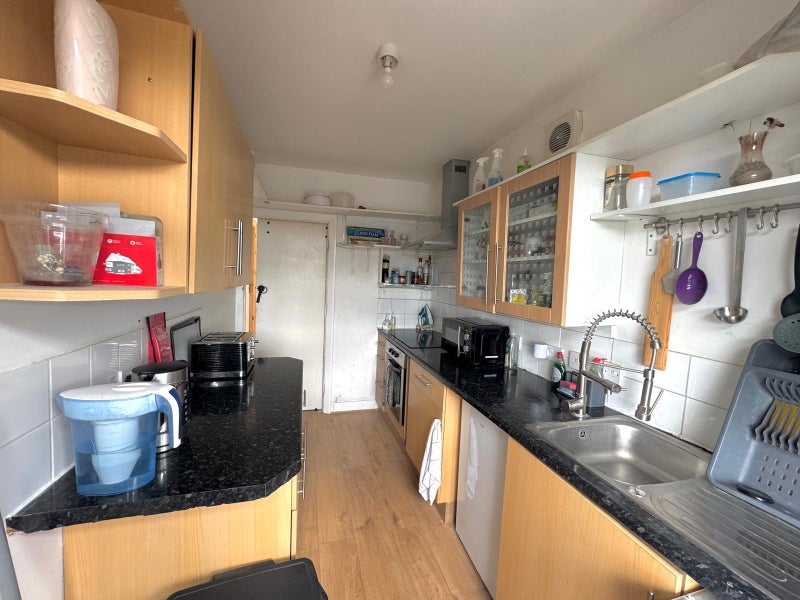 Room Carnanton Road in Greater London