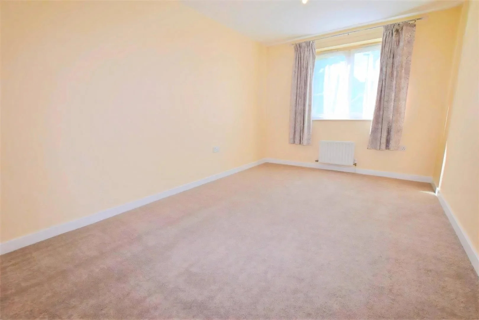 Flat Holden Road in Greater London