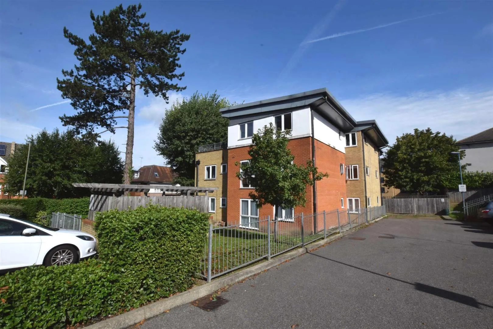 Flat Holden Road in Greater London
