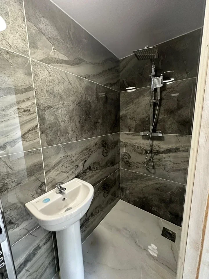 Room Hamilton Avenue in Greater London