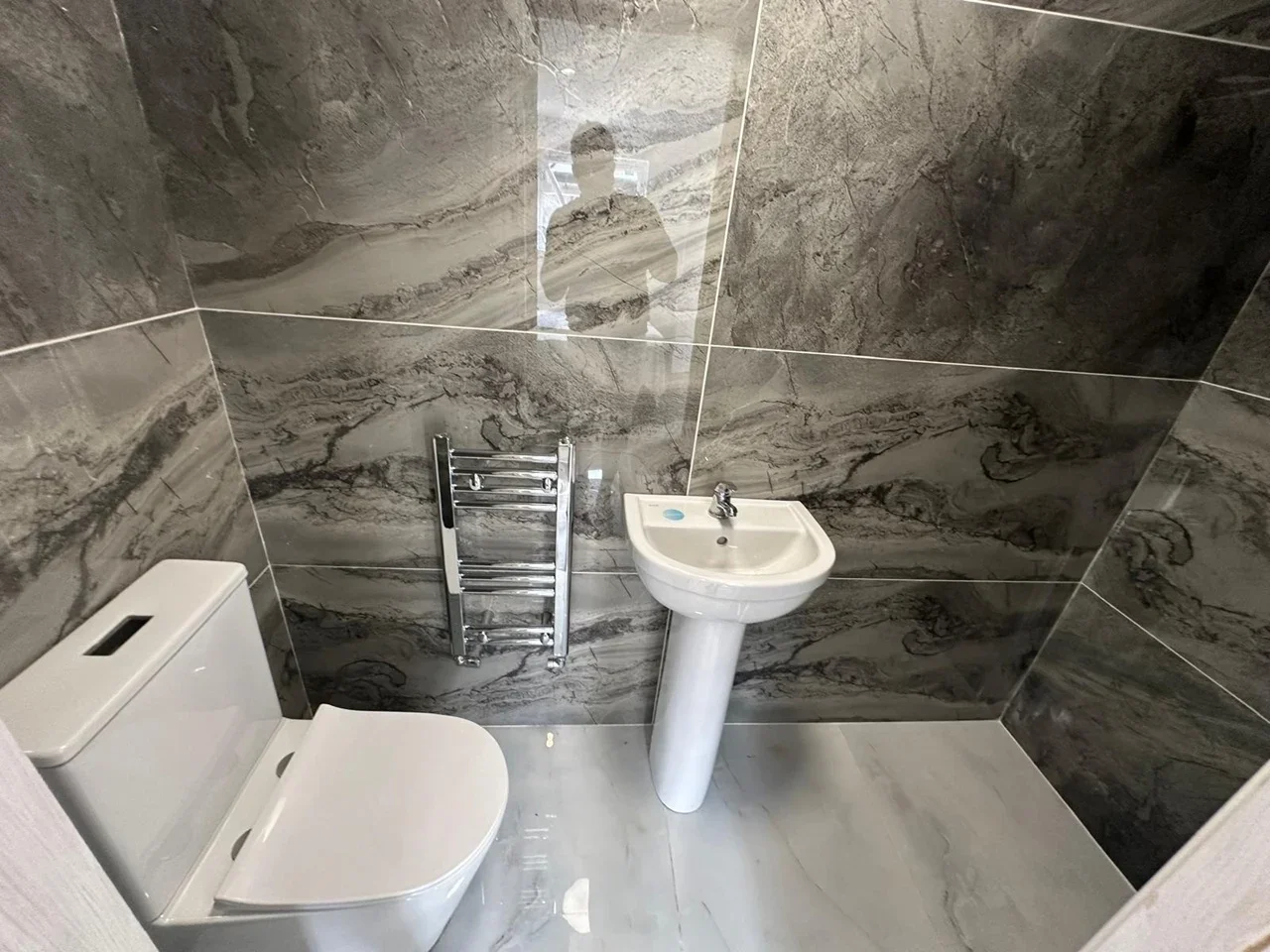 Room Hamilton Avenue in Greater London