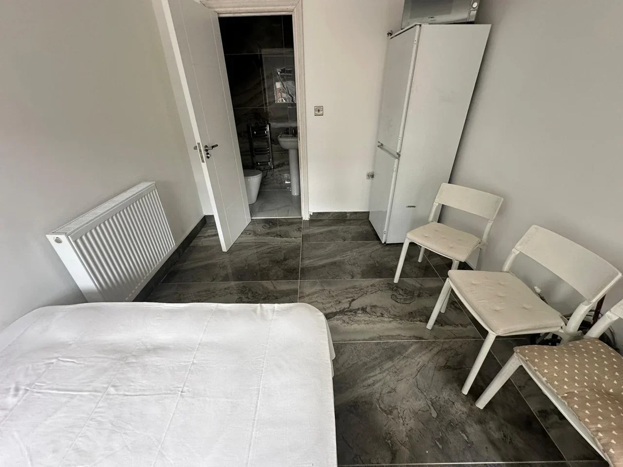 Room Hamilton Avenue in Greater London