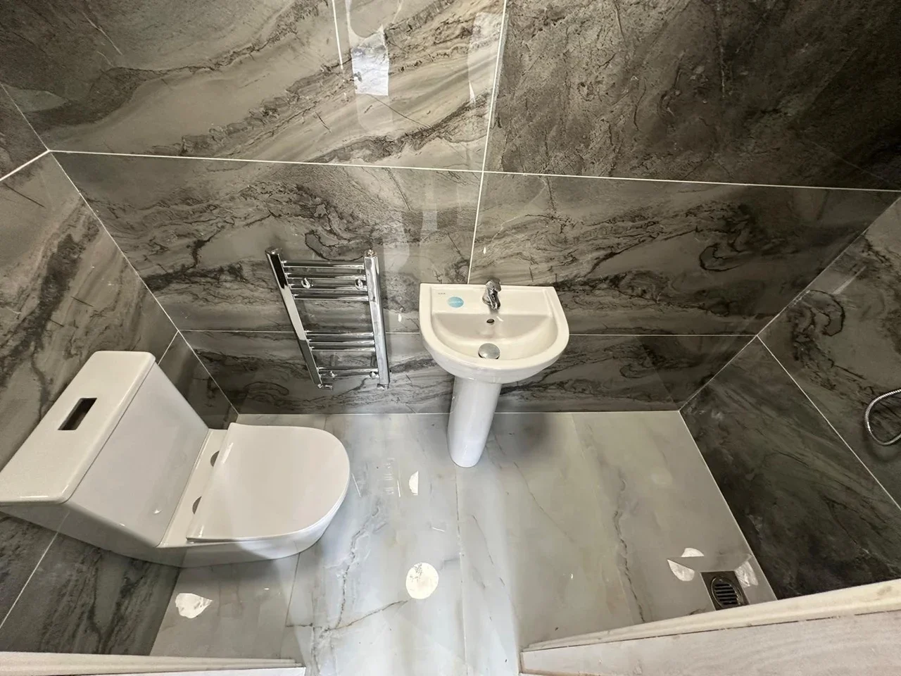 Room Hamilton Avenue in Greater London