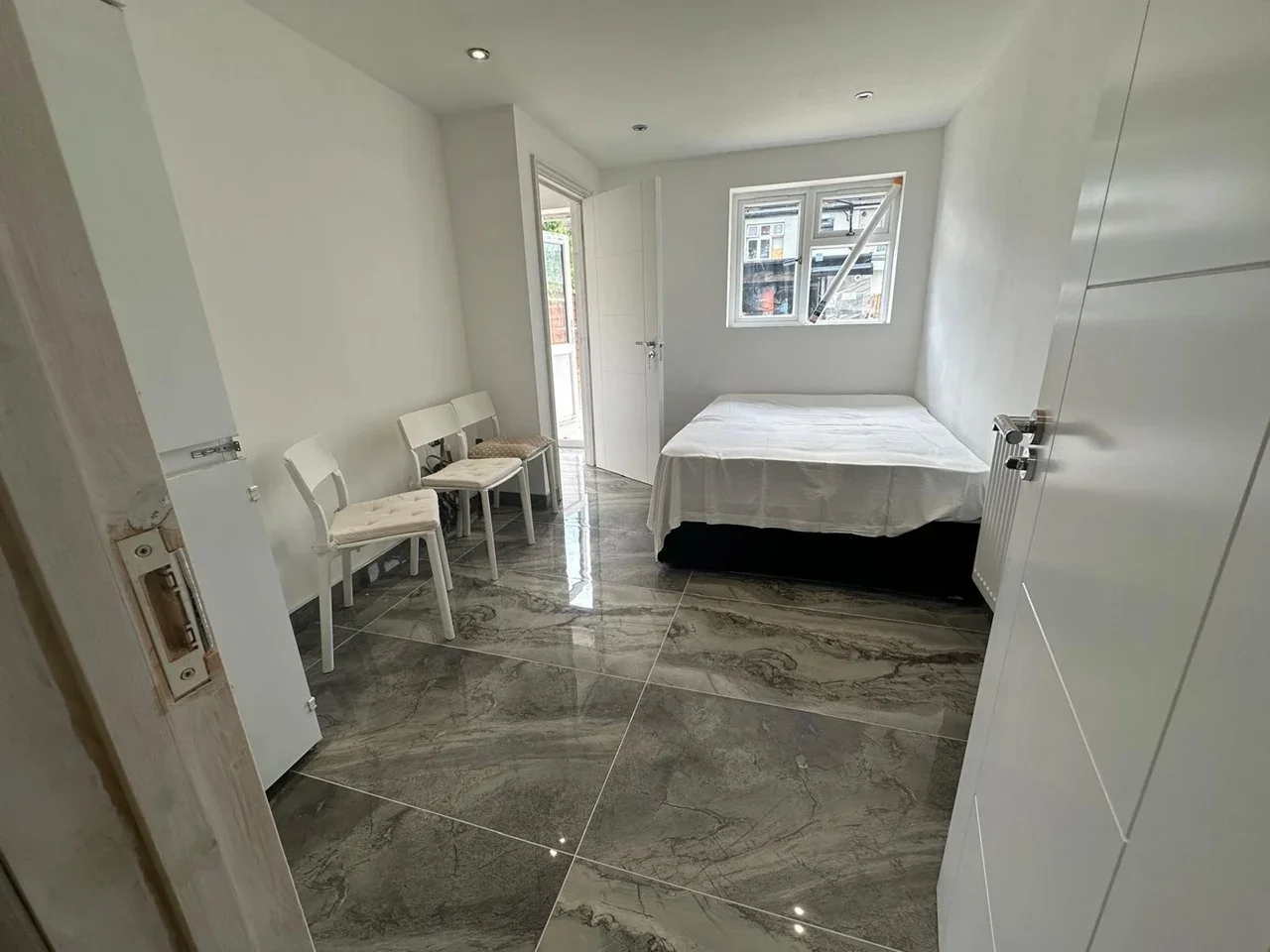 Room Hamilton Avenue in Greater London