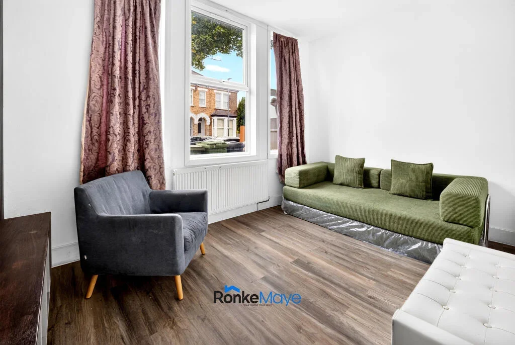 Flat Hainthorpe Road in Greater London